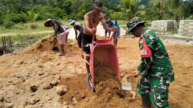 Babinsa Serasan Timur Bantu Penimbunan Lokasi KDKMP