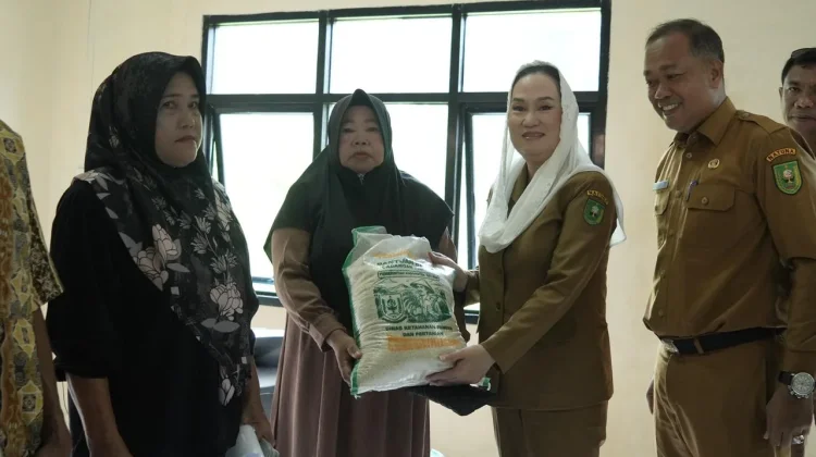 Bupati Natuna Tinjau Selaut, Salurkan Bantuan Beras dan Gelar Pangan Murah