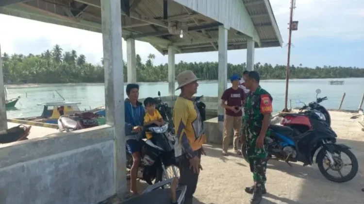 Babinsa Desa CemagaTengah Komsos Bersama Nelayan