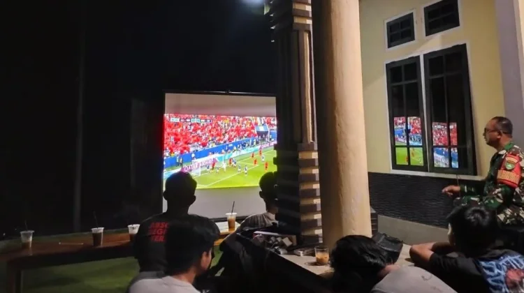 Babinsa Serasan Gelar Nobar Piala Dunia 2026 Bersama Warga