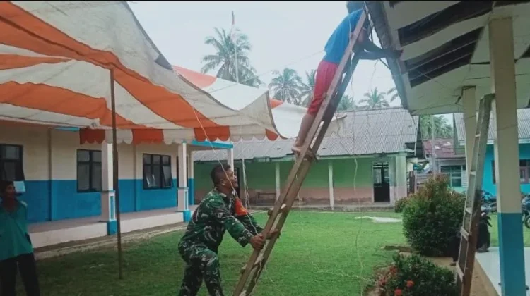 Bersama Warga, Babinsa Selaut Kompak  Bongkar Tenda