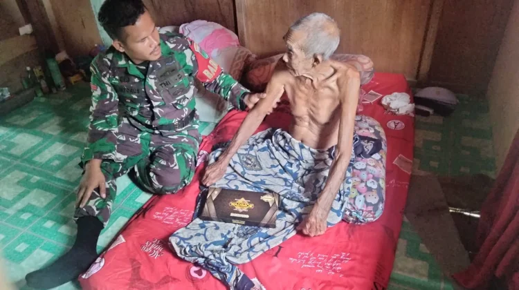 Babinsa Kadur Jenguk Warga Sakit