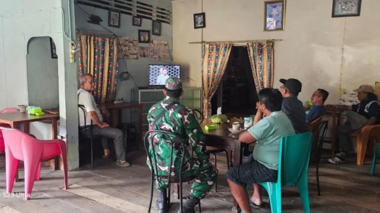 Babinsa Koramil 06/Serasan Nobar Piala Dunia 2026 Bersama Warga