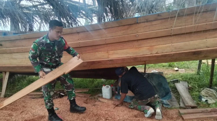 Babinsa Bantu Perbaiki Pompong Warga