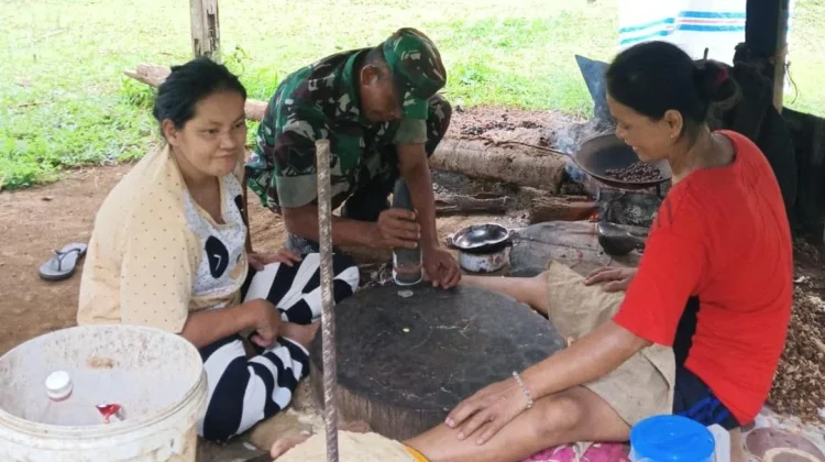 Babinsa Sabang Barat Komsos Bersama Pelaku UMKM Kerupuk Emping