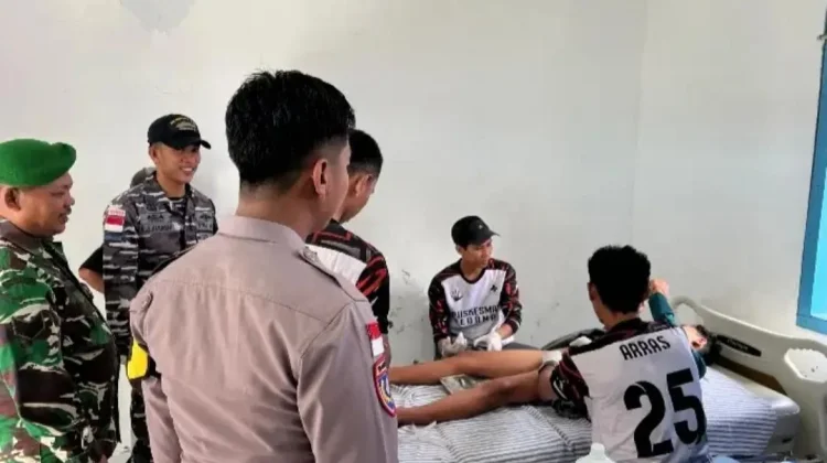 Babinsa Sedanau Hadiri  Sunatan Massal di Puskesmas