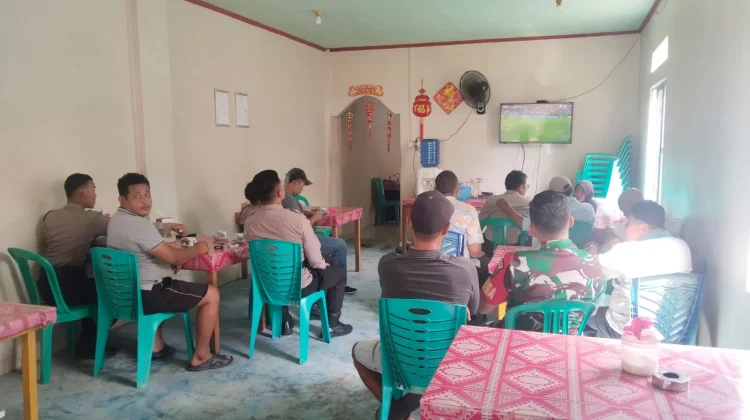 Babinsa Batu Hitam Nobar Piala Dunia Bersama Warga