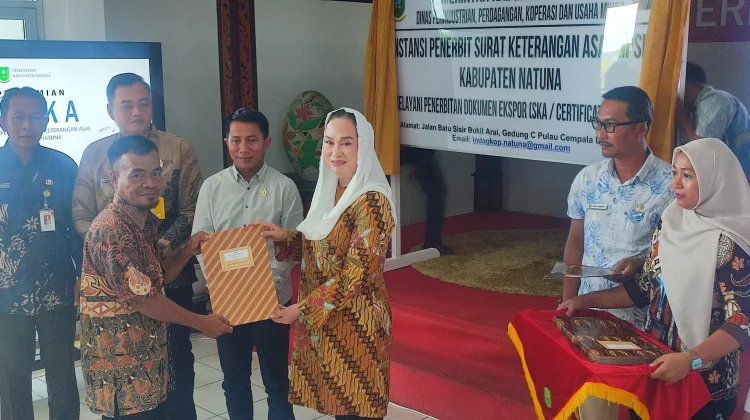 Bupati Natuna Serahkan 57 Sertifikat Rumah Relokasi Puak