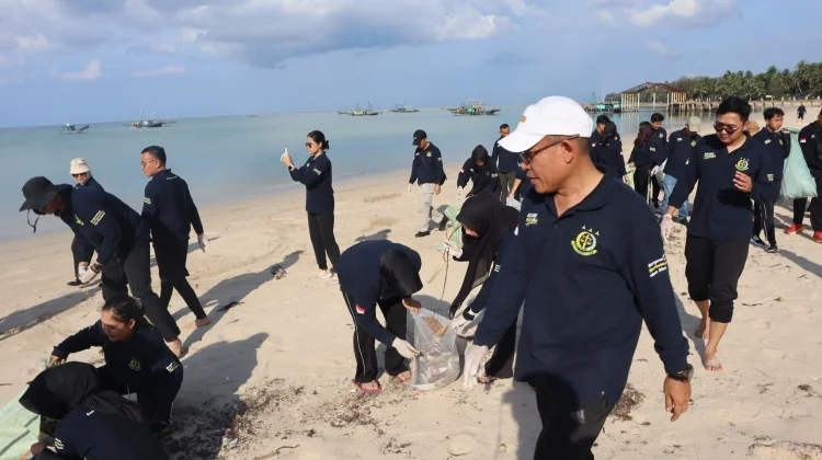 Wakajati Kepri Pimpin Aksi Bersih Pantai Teluk Sahi