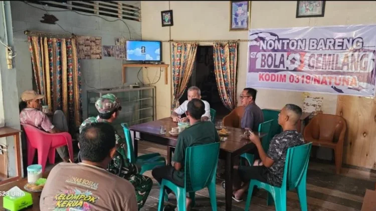 Babinsa Nobar  Piala Dunia Bersama Warga Kampung Pelimpak