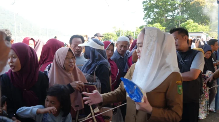 Bupati Natuna Gelar Pasar Murah di Pulau Tiga