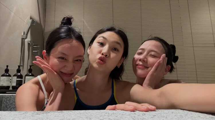 Momen Manis Hyeri Bersama Jisoo BLACKPINK dan Jung Hoyeon saat Liburan