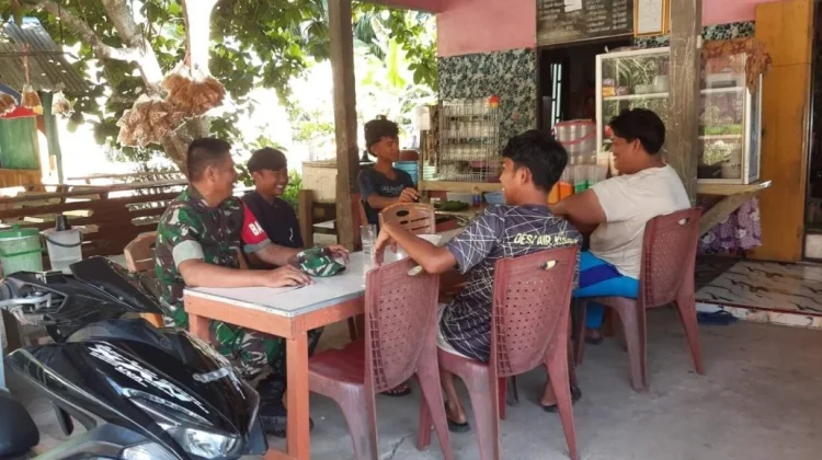 Babinsa Air Kumpai Rutin Laksanakan Komsos Bersama Warga Desa Binaan
