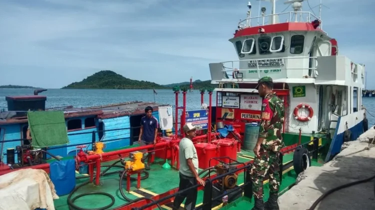 Babinsa Serasan Kawal Distribusi Pertalite dan Solar