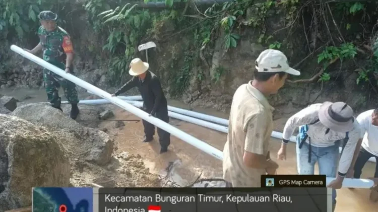 Babinsa Sepempang dan Warga Goro Perbaiki Pipa Air Bersih