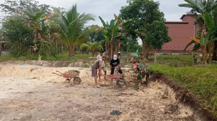 Gelar Komsos, Babinsa Air Lengit Ingatkan Warga Waspadai Cuaca Ekstrem