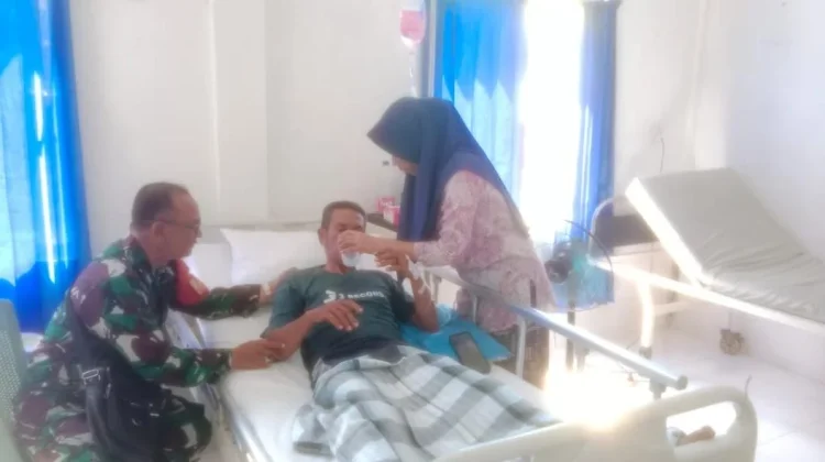 Wujud Kepedulian kepada Masyarakat, Babinsa Sertu Chaniago Jenguk Warga Sakit