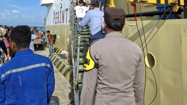 Polres Natuna Amankan Kedatangan KM Sabuk Nusantara 48 di Subi