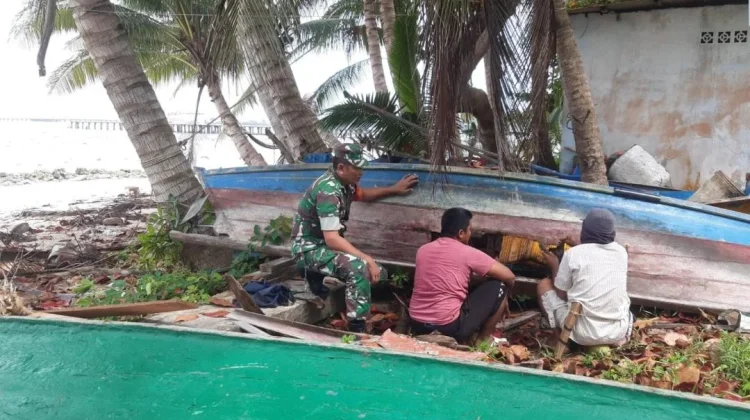 Babinsa Suak Midai Komsos Bersama Warga Nelayan