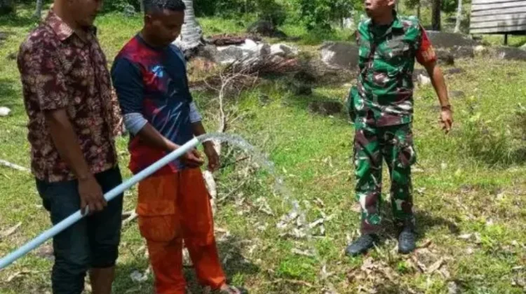 Babinsa Limau Manis Jaga Program Air Bersih Bersama Warga