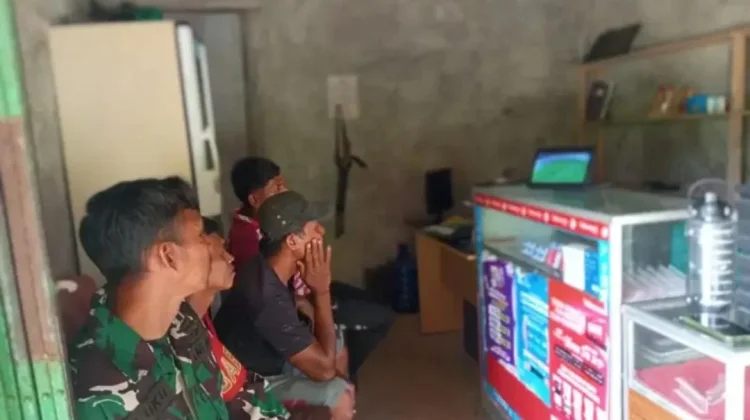 Nobar Piala Dunia 2026, Babinsa Limau Manis Perkuat Kebersamaan