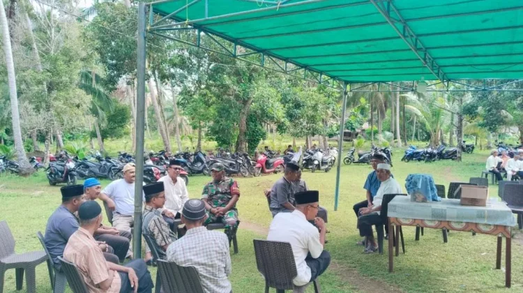 Babinsa Air Putih Melayat Kerumah Duka Warga