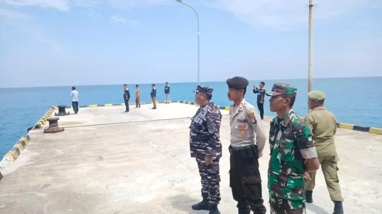Personel Koramil 05/Midai Turut Sambut Kunjungan BI ke Pulau Midai