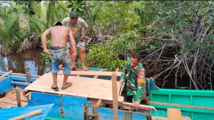 Babinsa Air Mali Bantu Warga Perbaiki Pompong