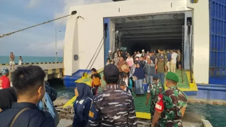 Babinsa Ikut Pengamanan Penumpang KMP Bahtera Nusantara 01