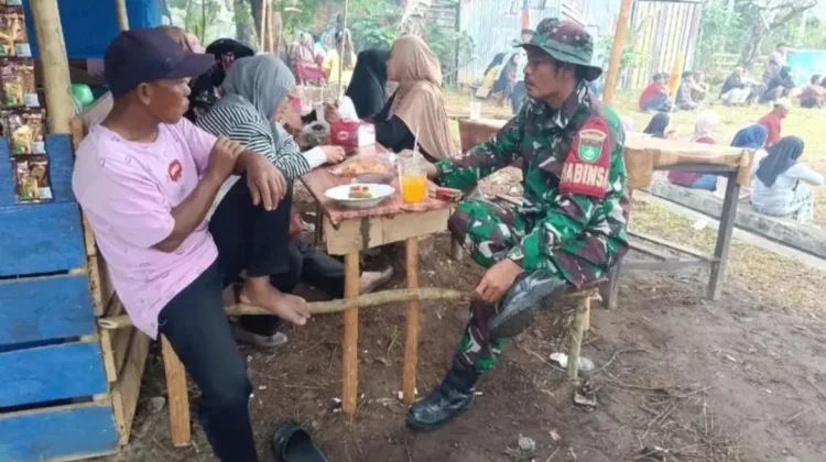 Pererat Hubungan dengan Warga, Babinsa Kelanga Intensifkan Komsos