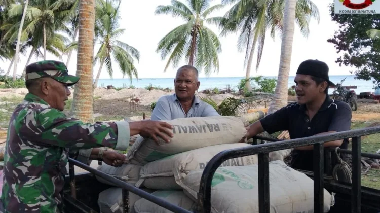 Babinsa Batu Belanak Dampingi Warga Membangun Rumah, Pererat Silaturahmi