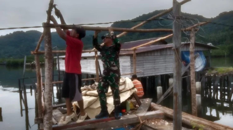 Babinsa Serasan Bantu Warga Bangun Pondok Genset
