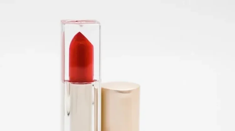 Sejarah dan Stigma Warna Merah pada Lipstik