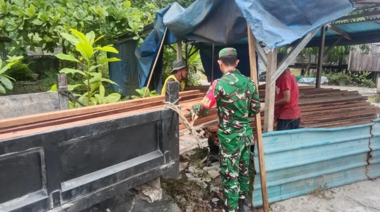 Babinsa Bantu Warga Bongkar Muatan Kayu Sekaligus Perkuat Komsos