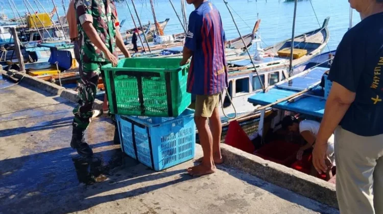 Babinsa Sabang Barat Pererat Silaturahmi Melalui Komsos Bersama Nelayan