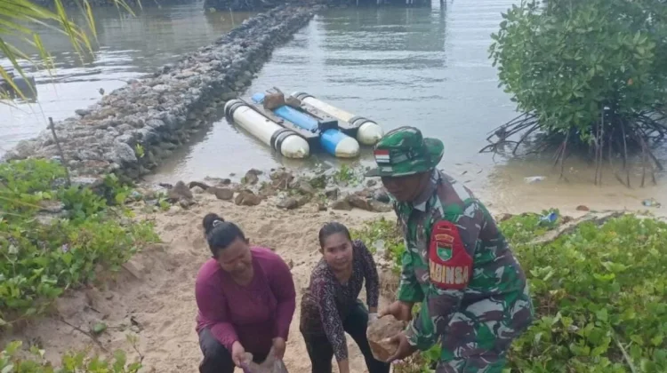 Babinsa Desa Serantas  Bantu Warga Angkat Batu