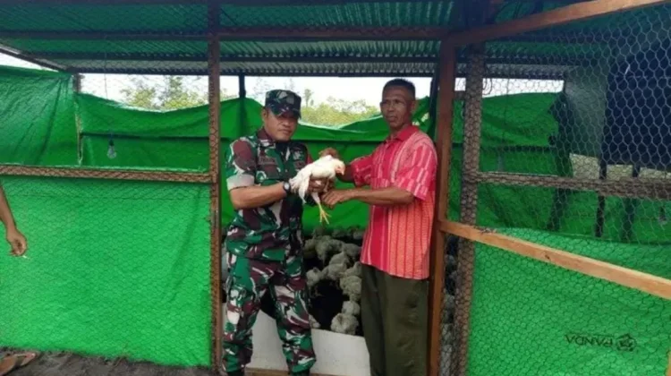 Babinsa Sertu Suwarno melaksanakan komsos dengan petugas BUMDES desa pangkalan
