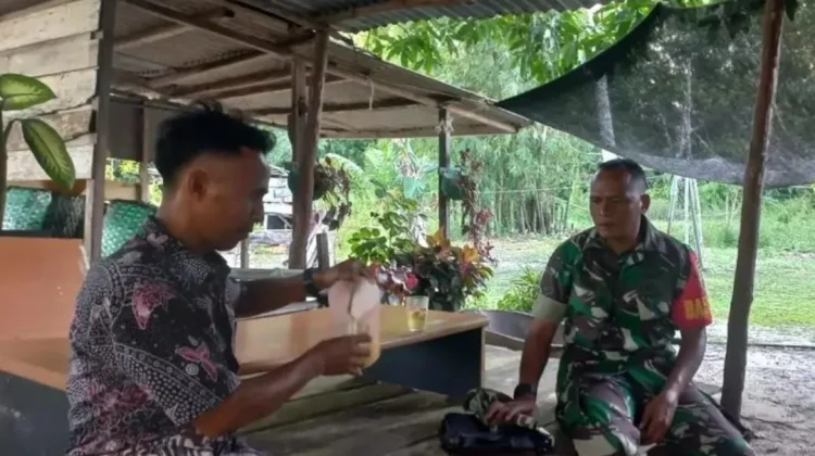 Babinsa CemagaTengah Komsos Bersama Warga Desa Binaan