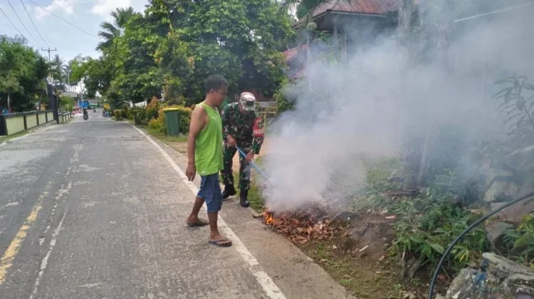 Babinsa Bersama Warga Gotong Royong Bersihkan Kampung Batu Ampar