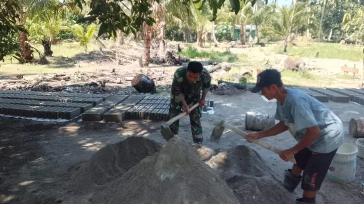 Babinsa Pulau Panjang Bantu Warga Cetak Batako untuk KDKMP