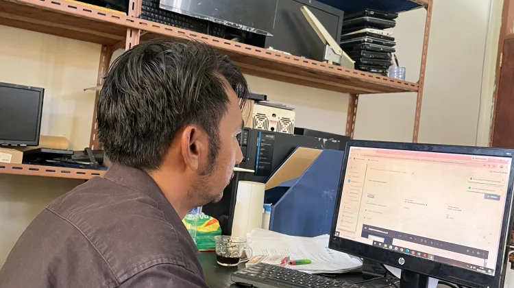 Bahaya Melihat Monitor Terlalu Lama bagi Kesehatan