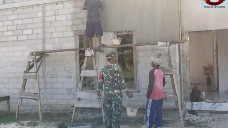 Pererat Kebersamaan, Babinsa Batu Belanak Dampingi Warga Bangun Rumah