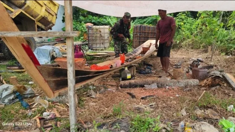 Perkuat Kebersamaan Dengan Warga, Serka Hendry Purwanto Bantu Warga di Desa Payak
