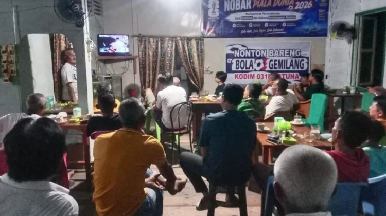 Babinsa dan Warga Desa Pulau Panjang  Nobar Piala Dunia