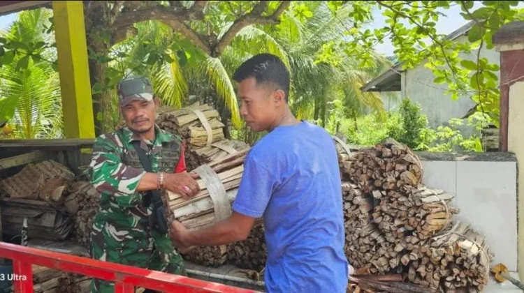 Babinsa Serasan Sertu Hendry Bantu Warga Angkat Kayu Bakar