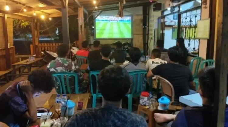 Babinsa Koramil 01/Ranai Nobar Piala Dunia Bersama Warga