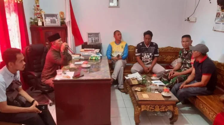 Babinsa Perkuat Sinergi dengan Staf Desa Air Kumpai