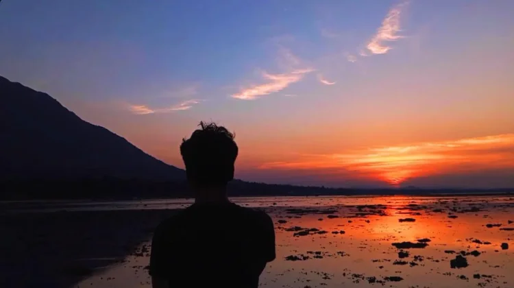 Pemuda Natuna Mengabadikan Keindahan Sunset di Pantai Air Merah Sepempang