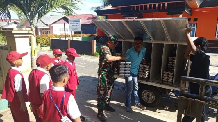 Babinsa Koramil 06/Serasan Monitoring Distribusi 2.138 Porsi MBG di Pulau Serasan
