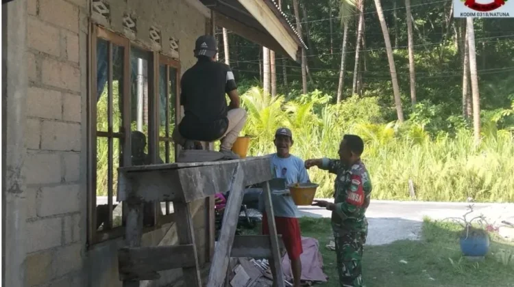 Babinsa Koramil Midai Goro Bantu Warga Bangun Rumah di Batu Belanak
